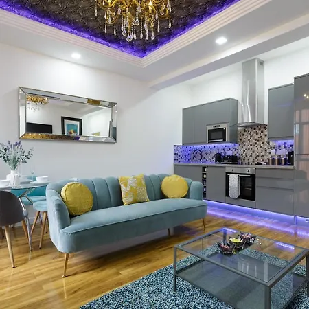 Super Luxurious * Leeds (West Yorkshire)