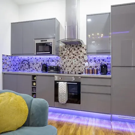 Super Luxurious * Leeds (West Yorkshire)