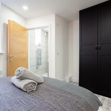 Super Luxurious * Leeds (West Yorkshire)