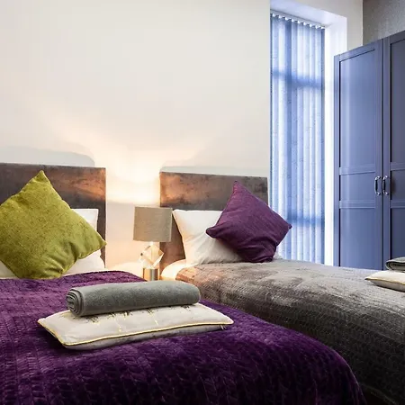 Super Luxurious * Leeds (West Yorkshire)