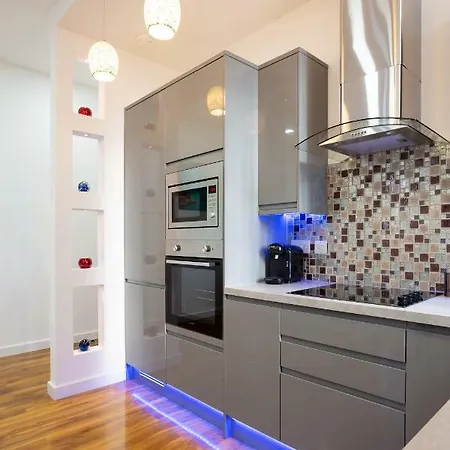 Super Luxurious * Leeds (West Yorkshire)