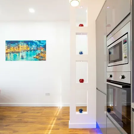 Super Luxurious Leeds (West Yorkshire)